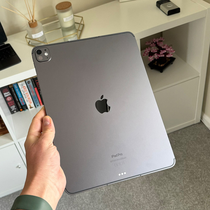 تبلت 13 اینچ اپل مدل IPad Pro 2025 M5 Wi-Fi ظرفیت 1 ترابایت و رم 16 گیگابایت، رزولوشن دوربین 12 مگاپیکسل، پشتیبانی از قلم و کیبورد